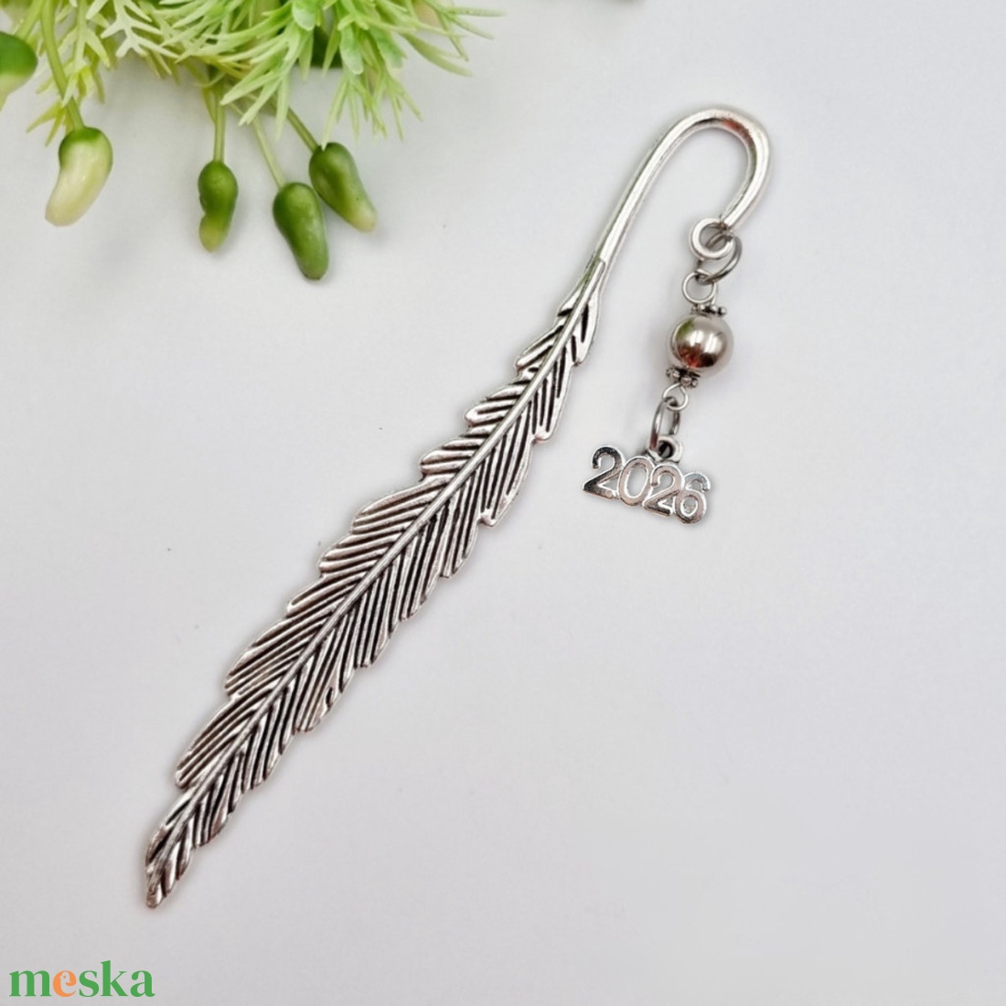 Ajándék tanároknak - Könyvjelző 2026 évszám charm dísszel  - könyv & zene - könyvjelző - Meska.hu