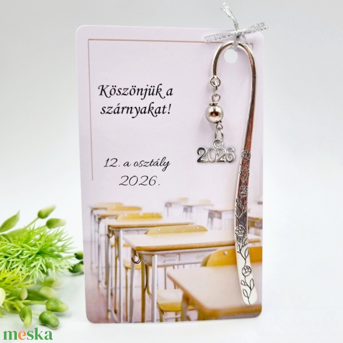 Ajándék tanároknak ballagásra, pedagógusnapra, tanév végére - Könyvjelző 2026 évszám charmmal, ajándékkártyán - könyv & zene - könyvjelző - Meska.hu