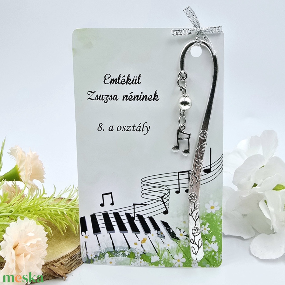 Ajándék énektanároknak ballagásra, pedagógusnapra, tanév végére - Könyvjelző hangjegy charmmal, ajándékkártyán - könyv & zene - könyvjelző - Meska.hu