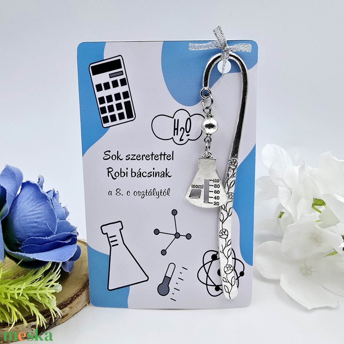 Ajándék kémiatanároknak ballagásra, pedagógusnapra, tanév végére - Könyvjelző lombik charmmal, ajándékkártyán - könyv & zene - könyvjelző - Meska.hu