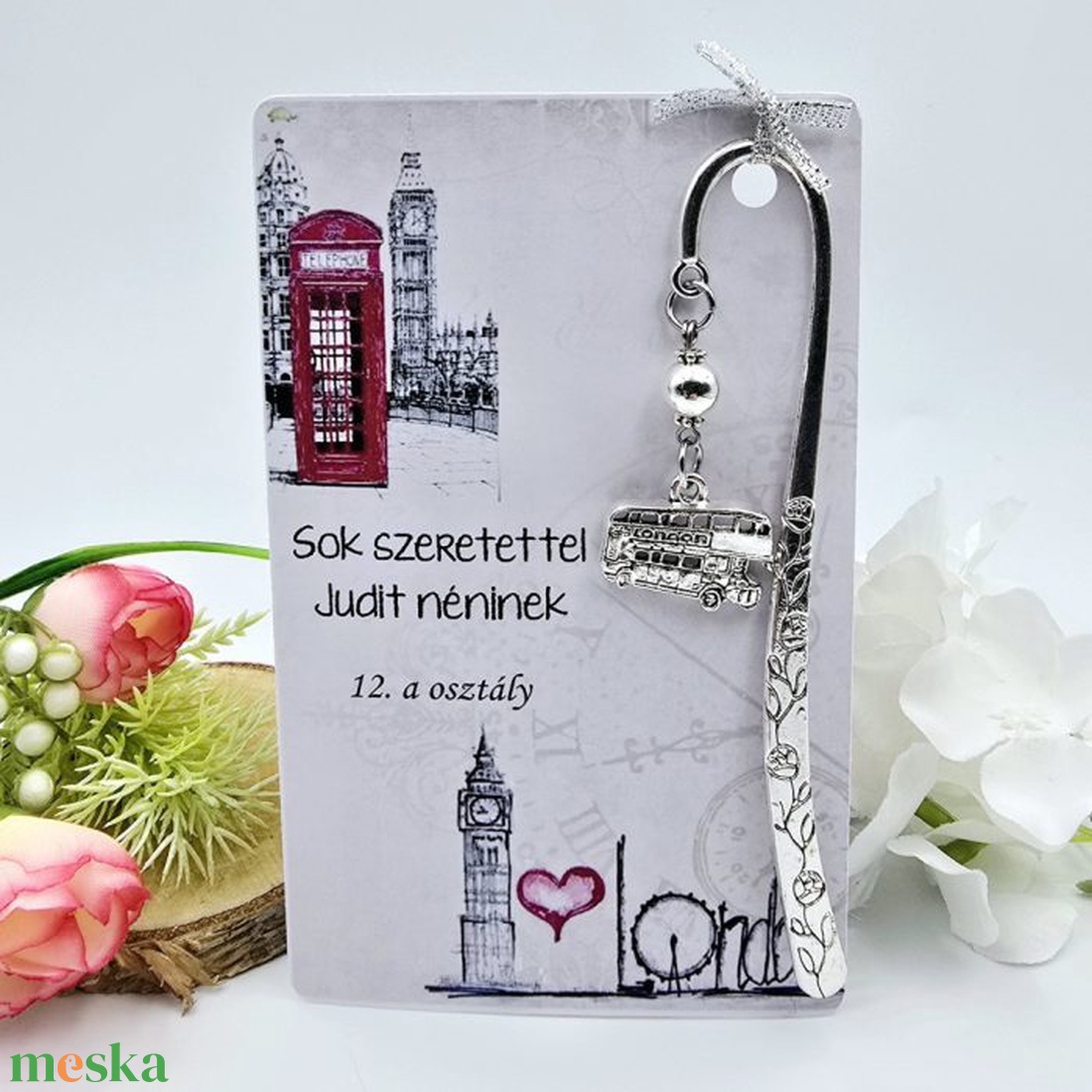 Ajándék angoltanároknak ballagásra, pedagógusnapra, tanév végére - Könyvjelző London busz charmmal, ajándékkártyán - könyv & zene - könyvjelző - Meska.hu
