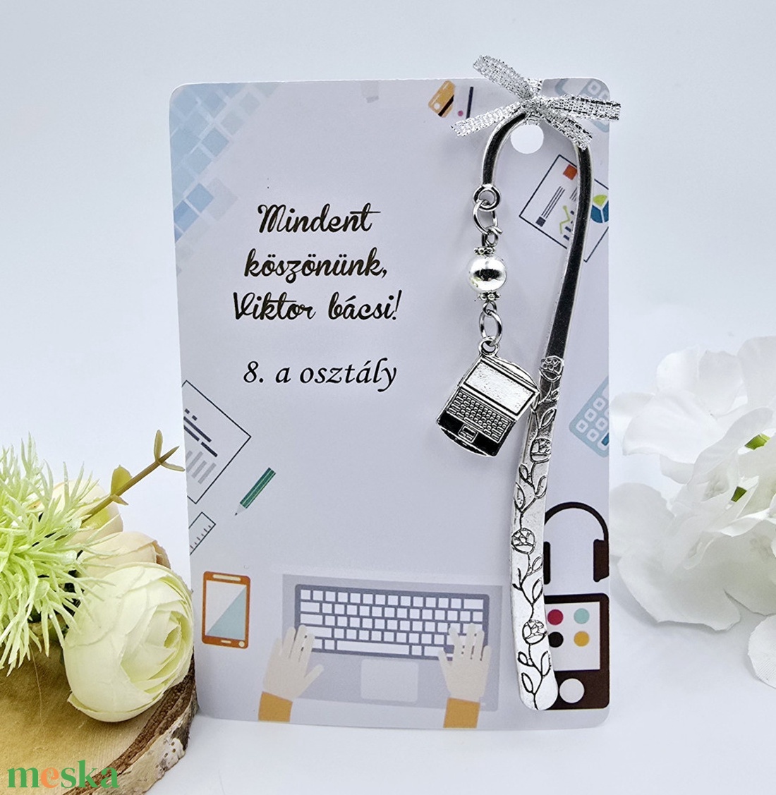 Ajándék informatikatanároknak ballagásra, pedagógusnapra, tanév végére - Könyvjelző laptop charmmal, ajándékkártyán - könyv & zene - könyvjelző - Meska.hu
