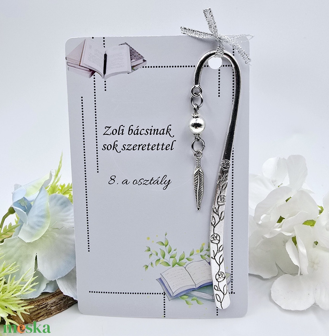Ajándék tanároknak ballagásra, pedagógusnapra, tanév végére - Könyvjelző toll charmmal, ajándékkártyán - könyv & zene - könyvjelző - Meska.hu