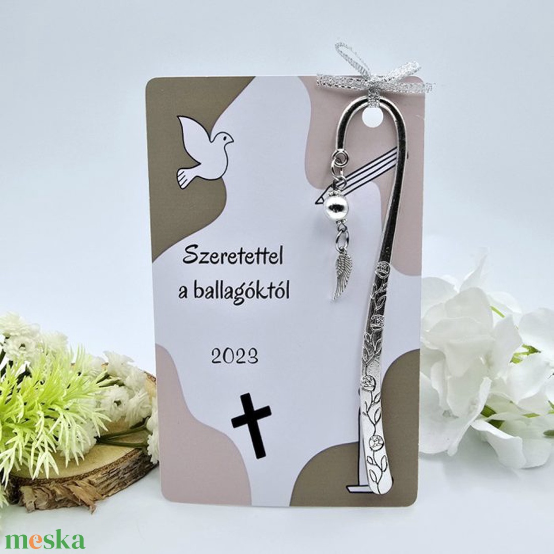 Ajándék hittan tanároknak ballagásra, pedagógusnapra, tanév végére - Könyvjelző angyalszárny charmmal, ajándékkártyán - könyv & zene - könyvjelző - Meska.hu