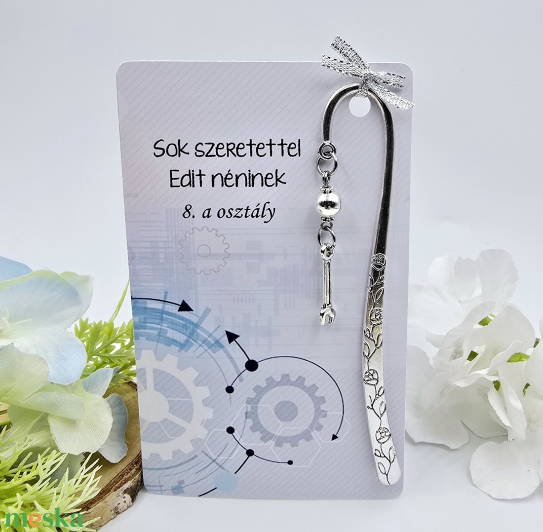 Ajándék technikatanároknak ballagásra, pedagógusnapra, tanév végére - Könyvjelző villáskulcs charmmal, ajándékkártyán - könyv & zene - könyvjelző - Meska.hu
