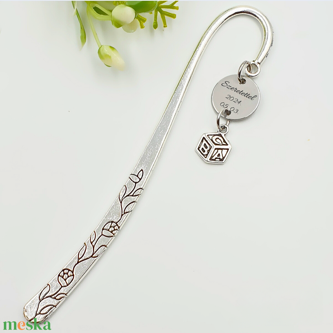 Óvó néninek, tanító néninek, magyar tanároknak ajándék - Gravírozott könyvjelző egyedi felirattal, ábécé kocka charmmal - könyv & zene - könyvjelző - Meska.hu