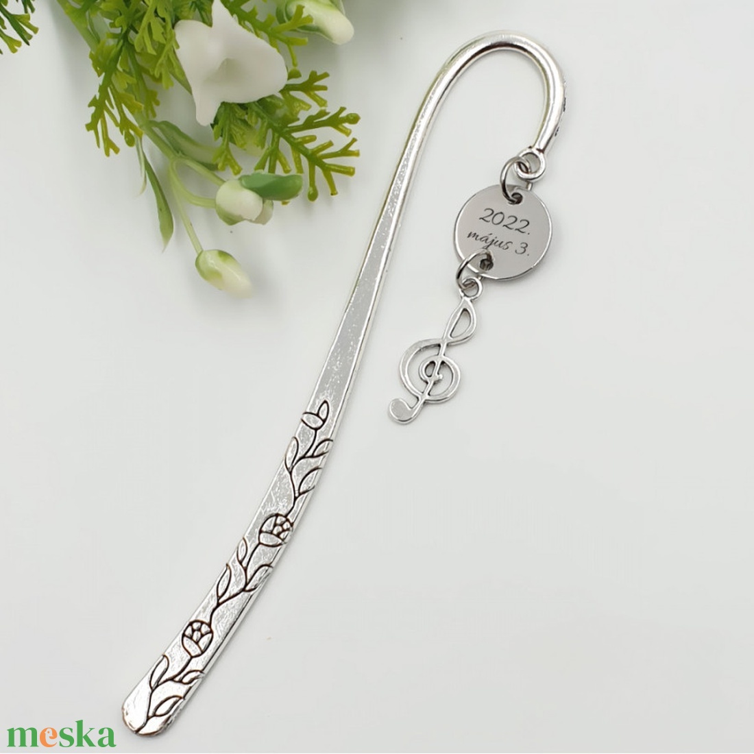 Ének tanároknak ajándék - Gravírozott könyvjelző egyedi felirattal, violinkulcs charmmal - könyv & zene - könyvjelző - Meska.hu