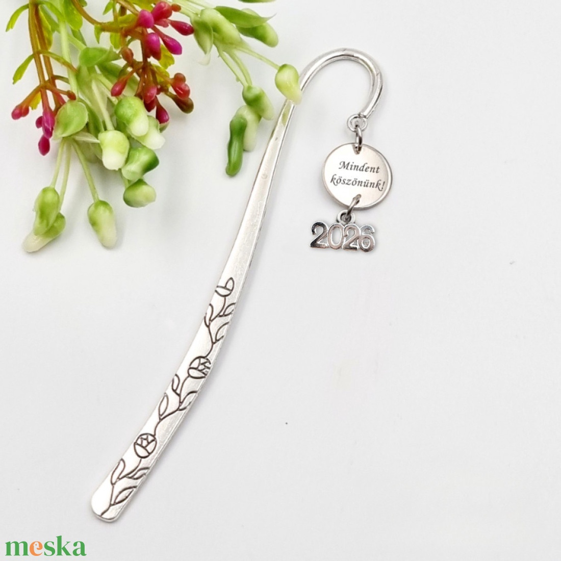 Tanároknak, óvó néninek ajándék - Gravírozott könyvjelző egyedi felirattal, 2026 évszám charmmal - könyv & zene - könyvjelző - Meska.hu