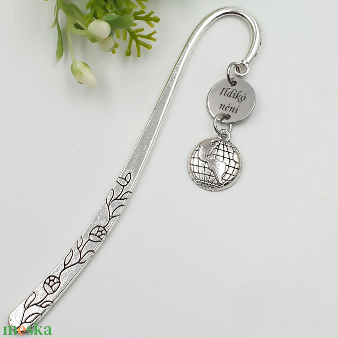 Földrajz tanároknak ajándék - Gravírozott könyvjelző egyedi felirattal, földgömb charmmal - könyv & zene - könyvjelző - Meska.hu