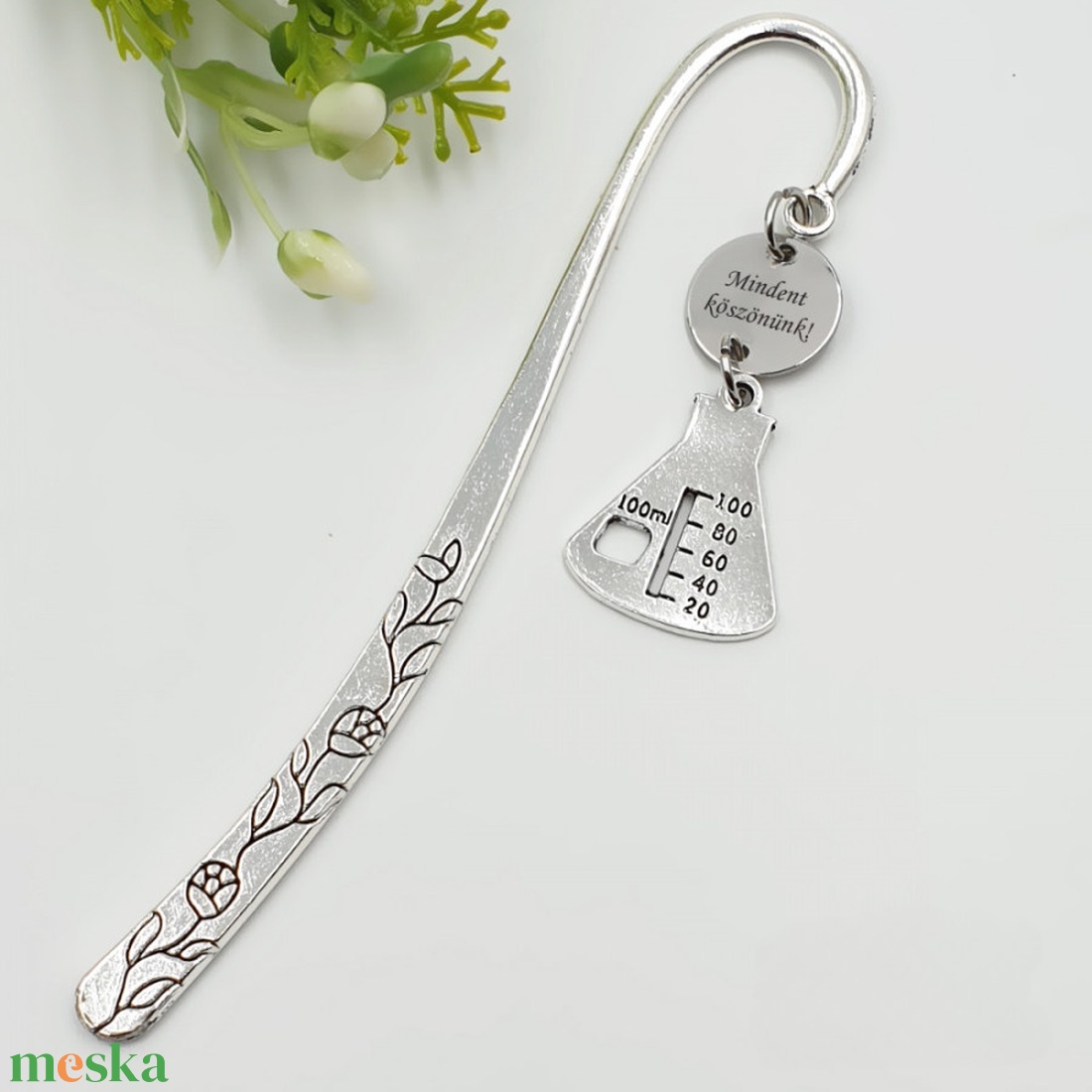 Kémia tanároknak ajándék - Gravírozott könyvjelző egyedi felirattal, lombik charmmal - könyv & zene - könyvjelző - Meska.hu