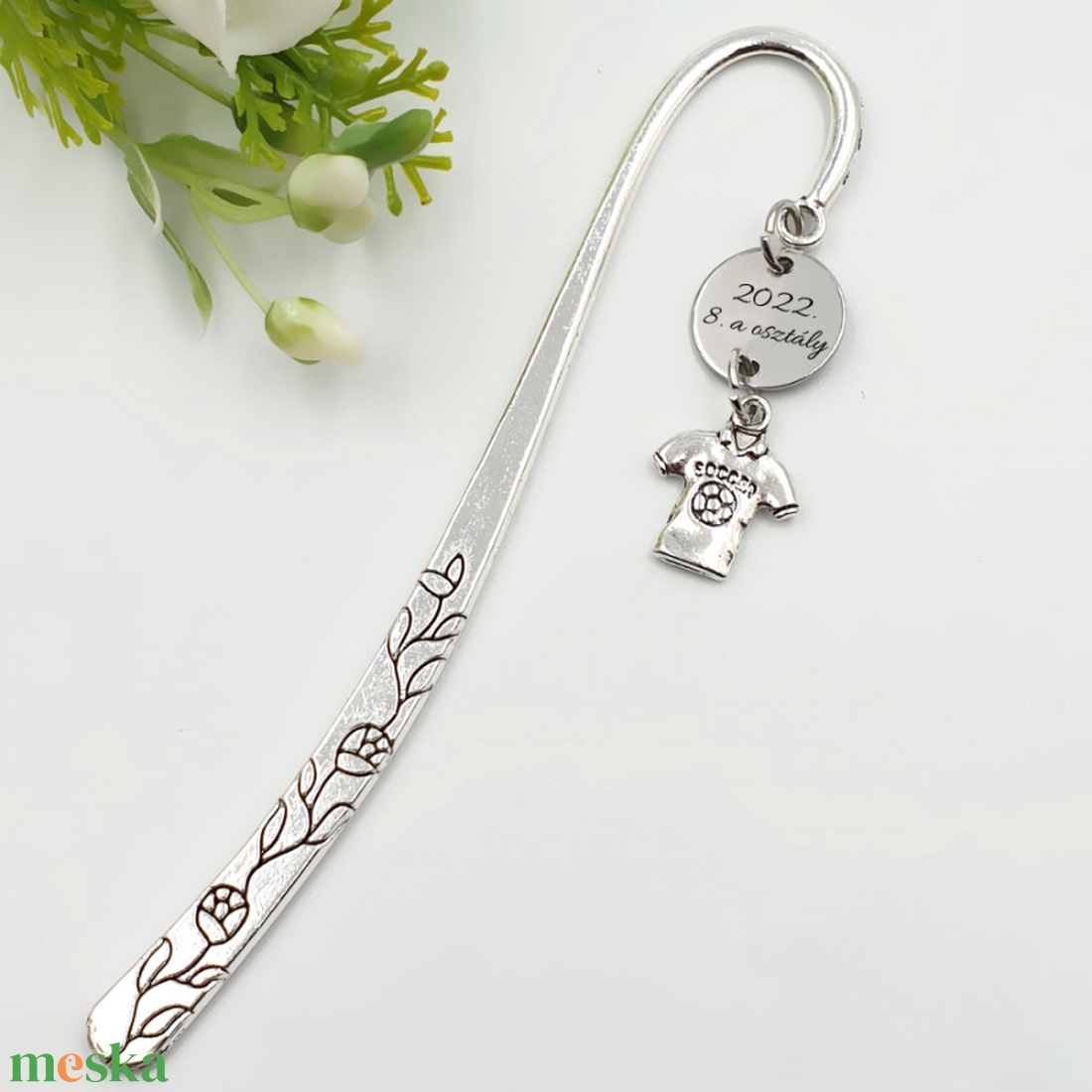 Testnevelés tanároknak, edzőnek ajándék - Gravírozott könyvjelző egyedi felirattal, mez charmmal - könyv & zene - könyvjelző - Meska.hu