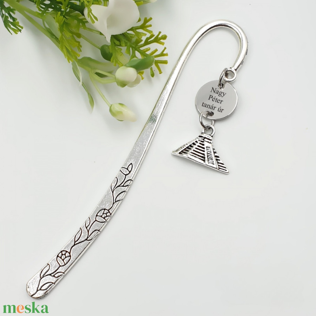 Történelem tanároknak ajándék - Gravírozott könyvjelző egyedi felirattal, piramis charmmal - könyv & zene - könyvjelző - Meska.hu