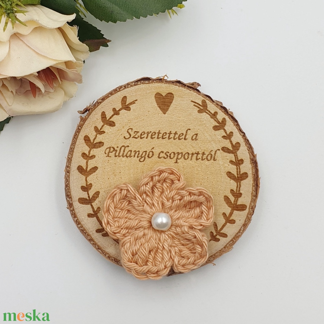 Tanító néninek, óvó néninek ajándék - Gravírozott fakorong hűtőmágnes egyedi felirattal, horgolt virágokkal - otthon & életmód - konyhafelszerelés, tálalás - konyhai dekoráció - hűtőmágnes - Meska.hu