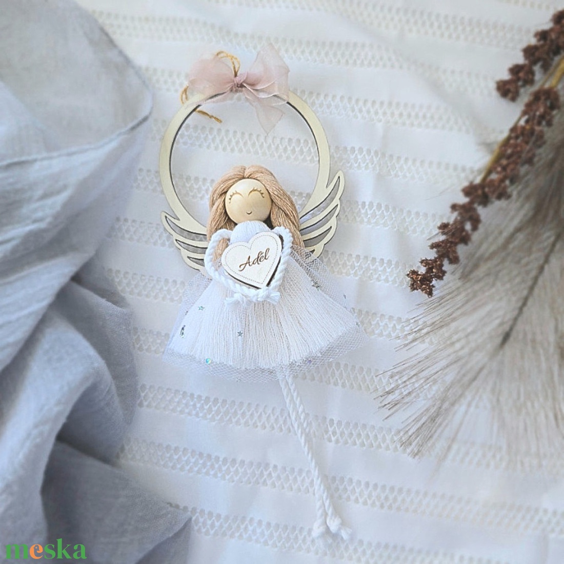 Makramé angyalka karikával, gravírozott szívvel - Ajándék anyák napjára, óvó néniknek, tanító néniknek - otthon & életmód - dekoráció - fali és függő dekoráció - falra akasztható dekor - Meska.hu