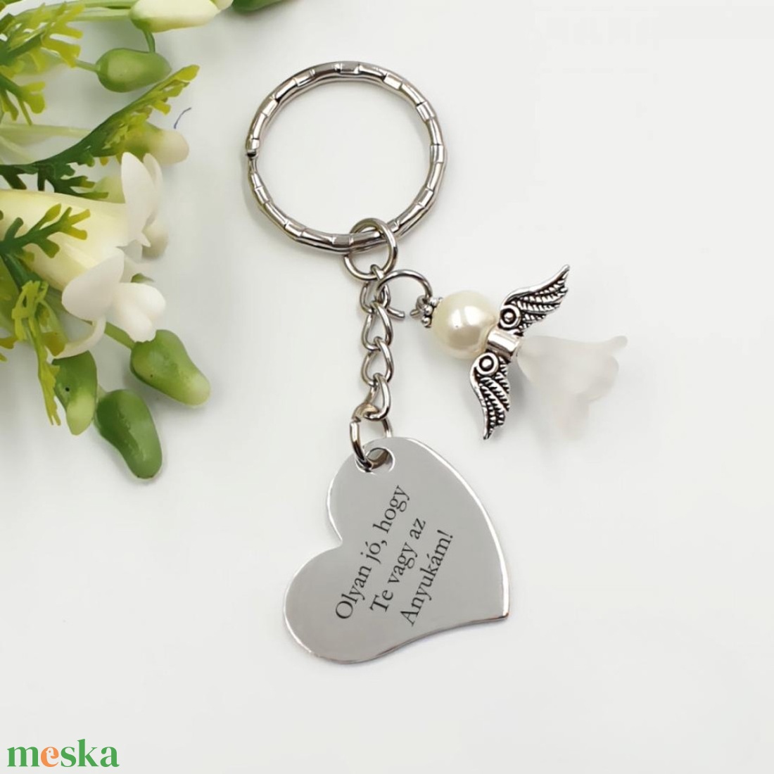 Szív alakú kulcstartó fehér angyalkával, egyedi felirattal - Ajándék anyák napjára - táska & tok - kulcstartó & táskadísz - kulcstartó - Meska.hu