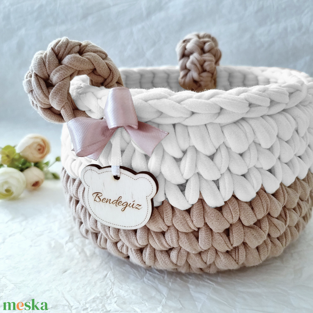 Horgolt maci tárolókosár egyedi felirattal. Ajándék gyerekeknek - baba - mama - babaszobabútor - játéktároló - Meska.hu