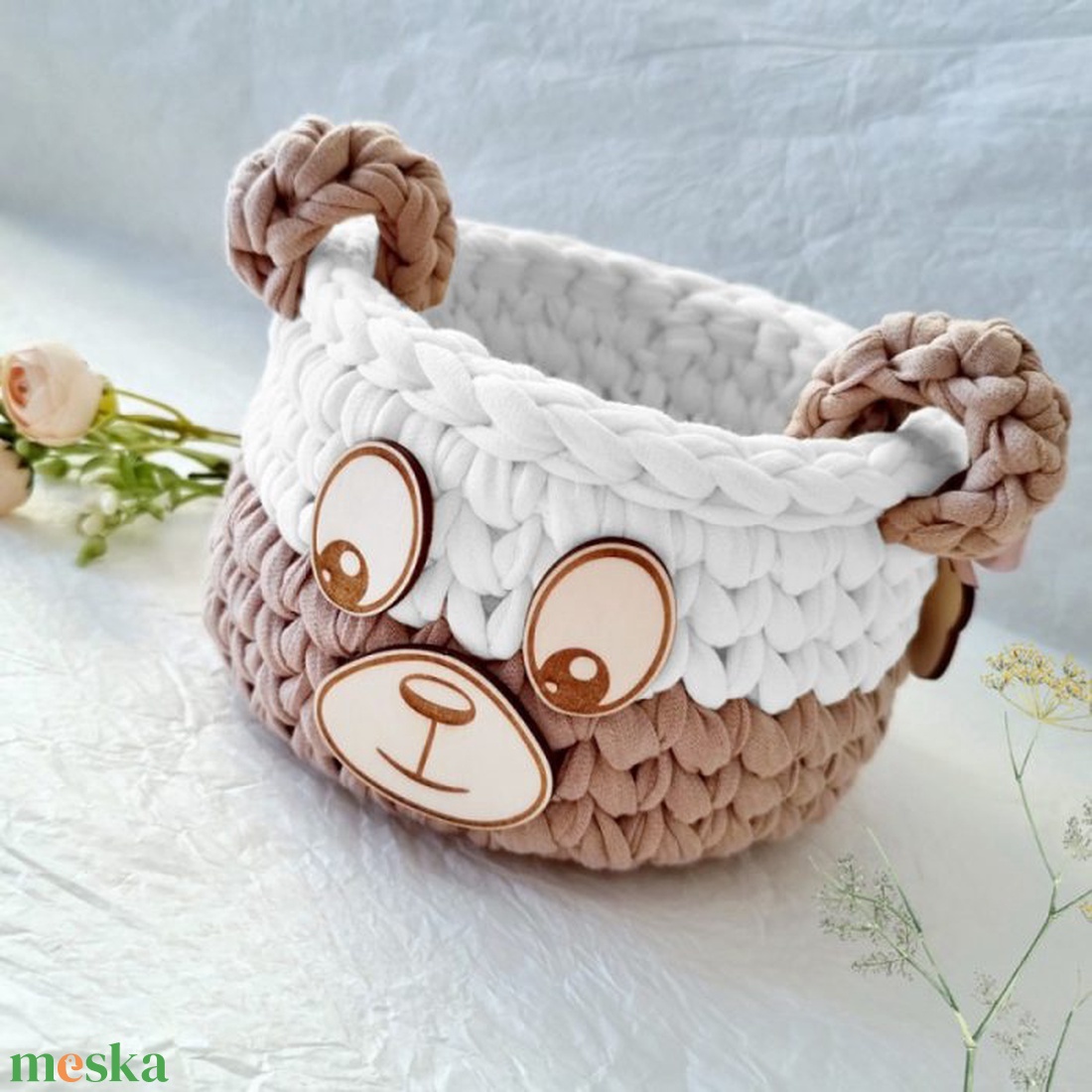 Horgolt maci tárolókosár egyedi felirattal. Ajándék gyerekeknek - baba - mama - babaszobabútor - játéktároló - Meska.hu