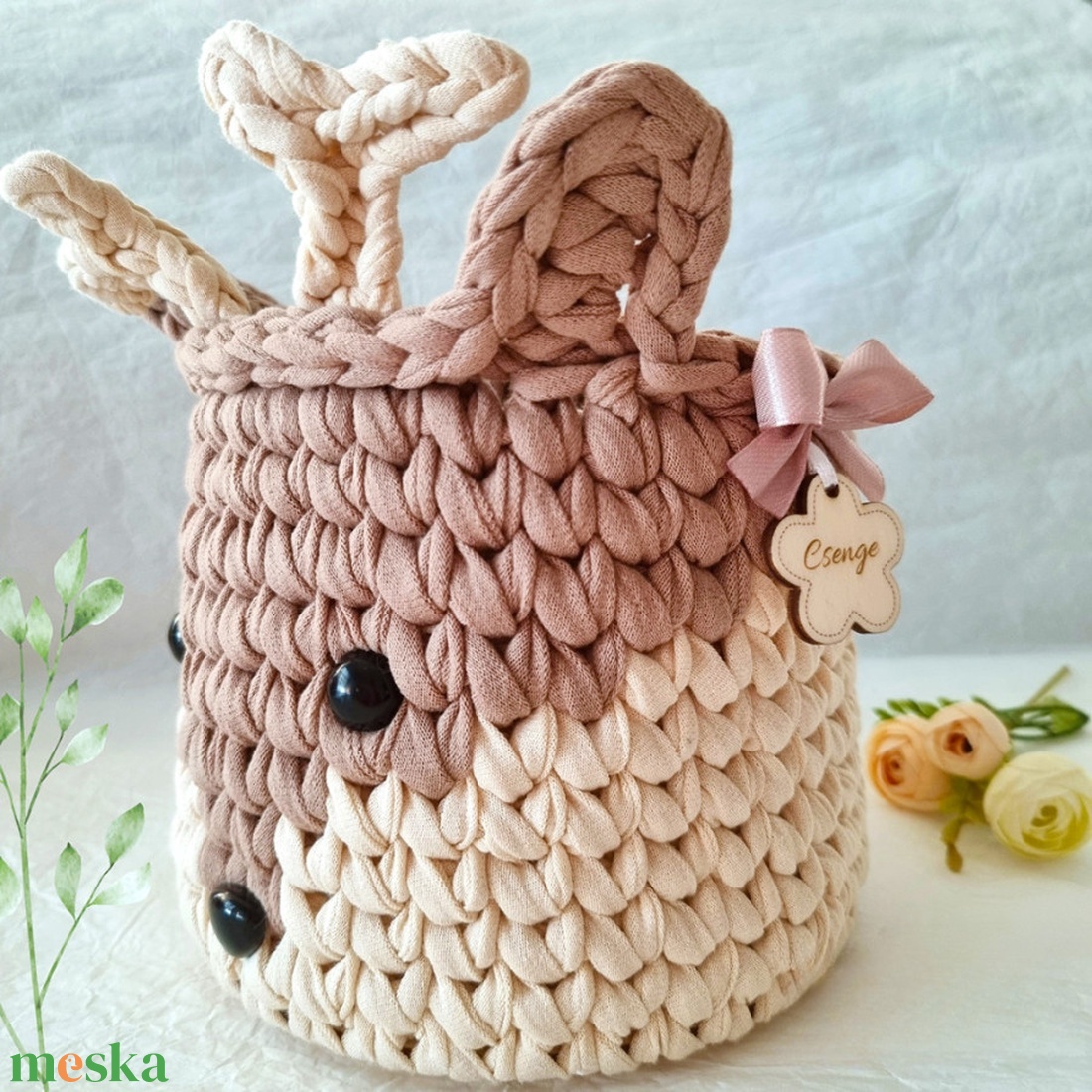 Horgolt szarvas tárolókosár egyedi felirattal. Ajándék gyerekeknek - baba - mama - babaszobabútor - játéktároló - Meska.hu