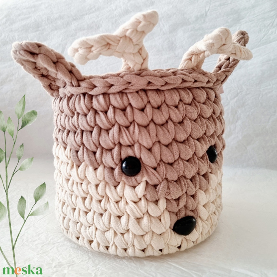 Horgolt szarvas tárolókosár egyedi felirattal. Ajándék gyerekeknek - baba - mama - babaszobabútor - játéktároló - Meska.hu