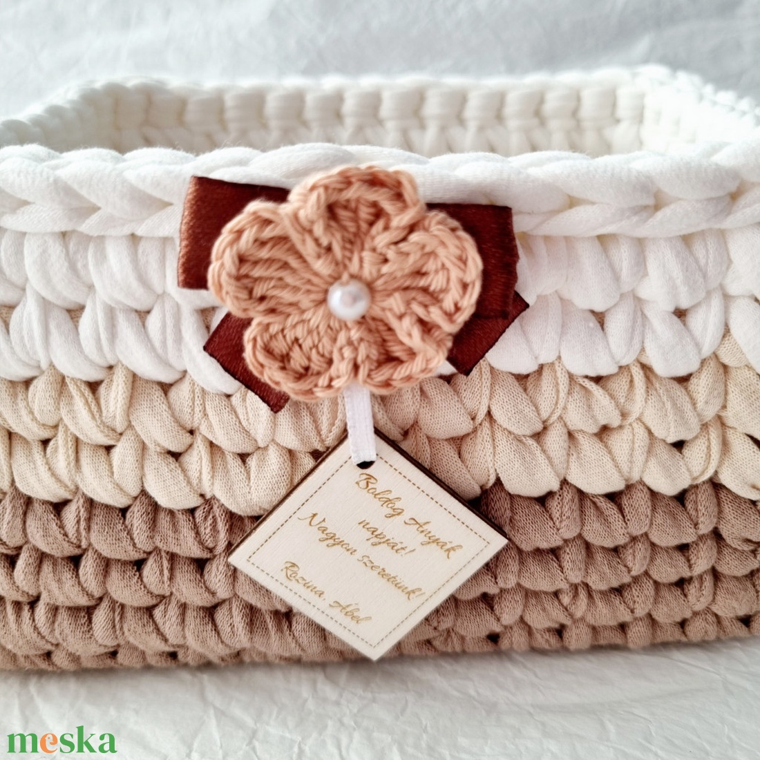 Horgolt tárolókosár egyedi felirattal. Ajándék anyák napjára - otthon & életmód - tárolás & rendszerezés - tárolókosár - Meska.hu