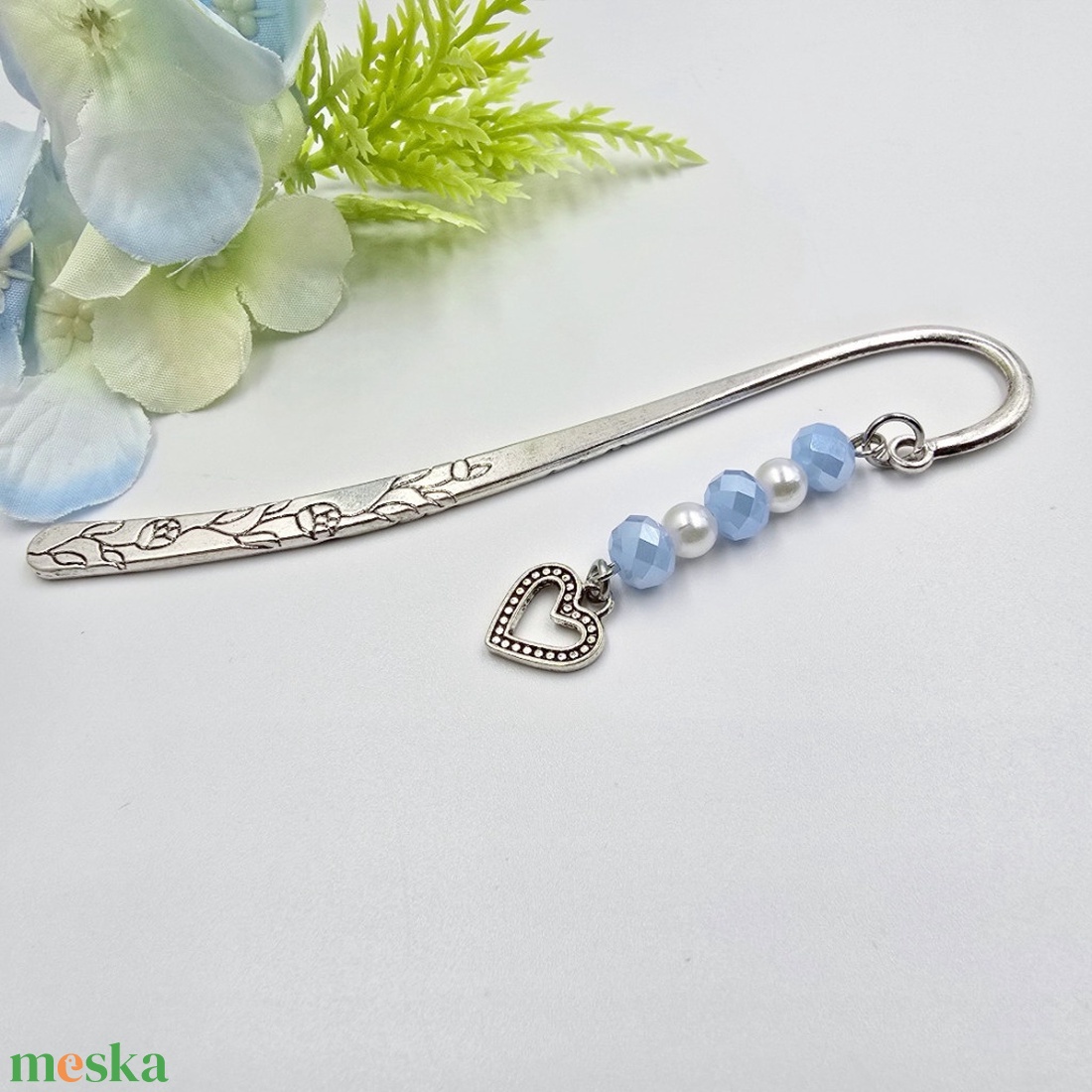 Juliet - könyvjelző csillogó kék csiszolt gyöngyökkel, szív charmmal - könyv & zene - könyvjelző - Meska.hu