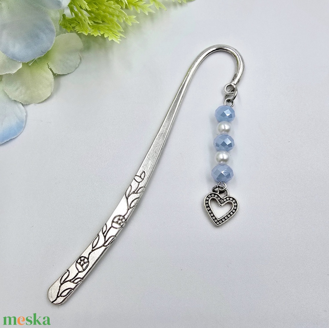 Juliet - könyvjelző csillogó kék csiszolt gyöngyökkel, szív charmmal - könyv & zene - könyvjelző - Meska.hu