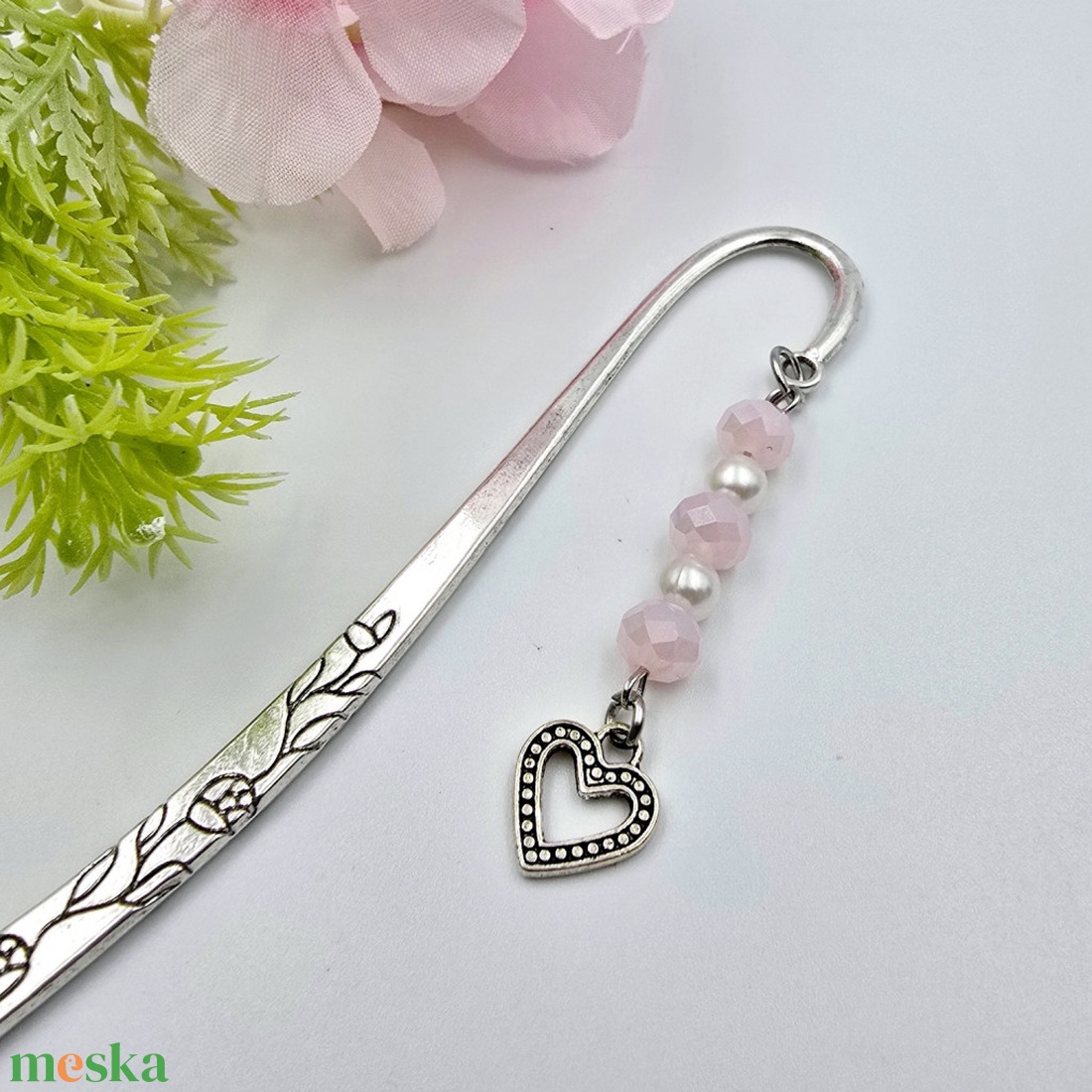 Juliet - könyvjelző csillogó rózsaszín csiszolt gyöngyökkel, szív charmmal - könyv & zene - könyvjelző - Meska.hu
