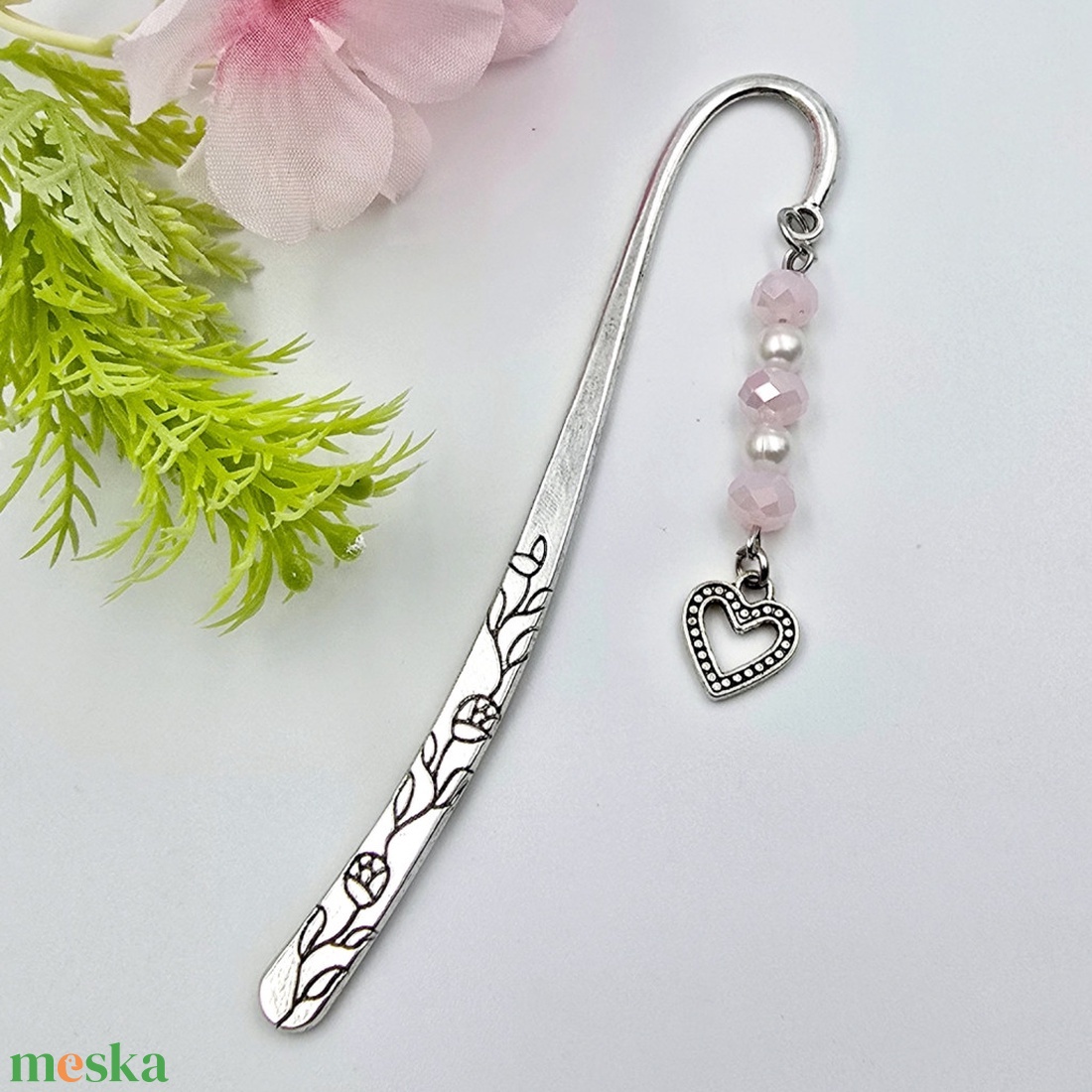 Juliet - könyvjelző csillogó rózsaszín csiszolt gyöngyökkel, szív charmmal - könyv & zene - könyvjelző - Meska.hu