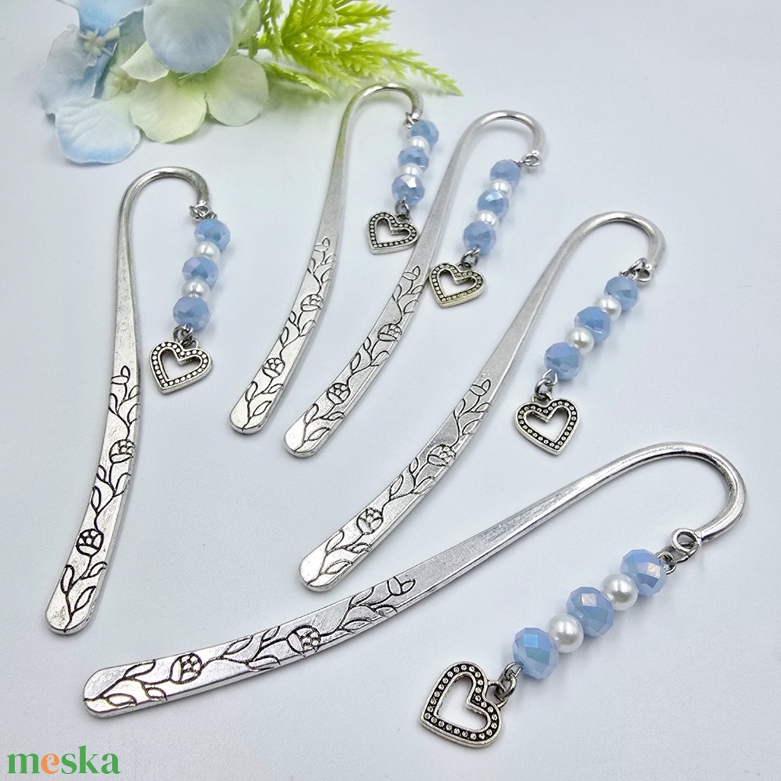 Juliet - 5 darabos könyvjelzőcsomag csillogó kék csiszolt gyöngyökkel, szív charmmal - könyv & zene - könyvjelző - Meska.hu