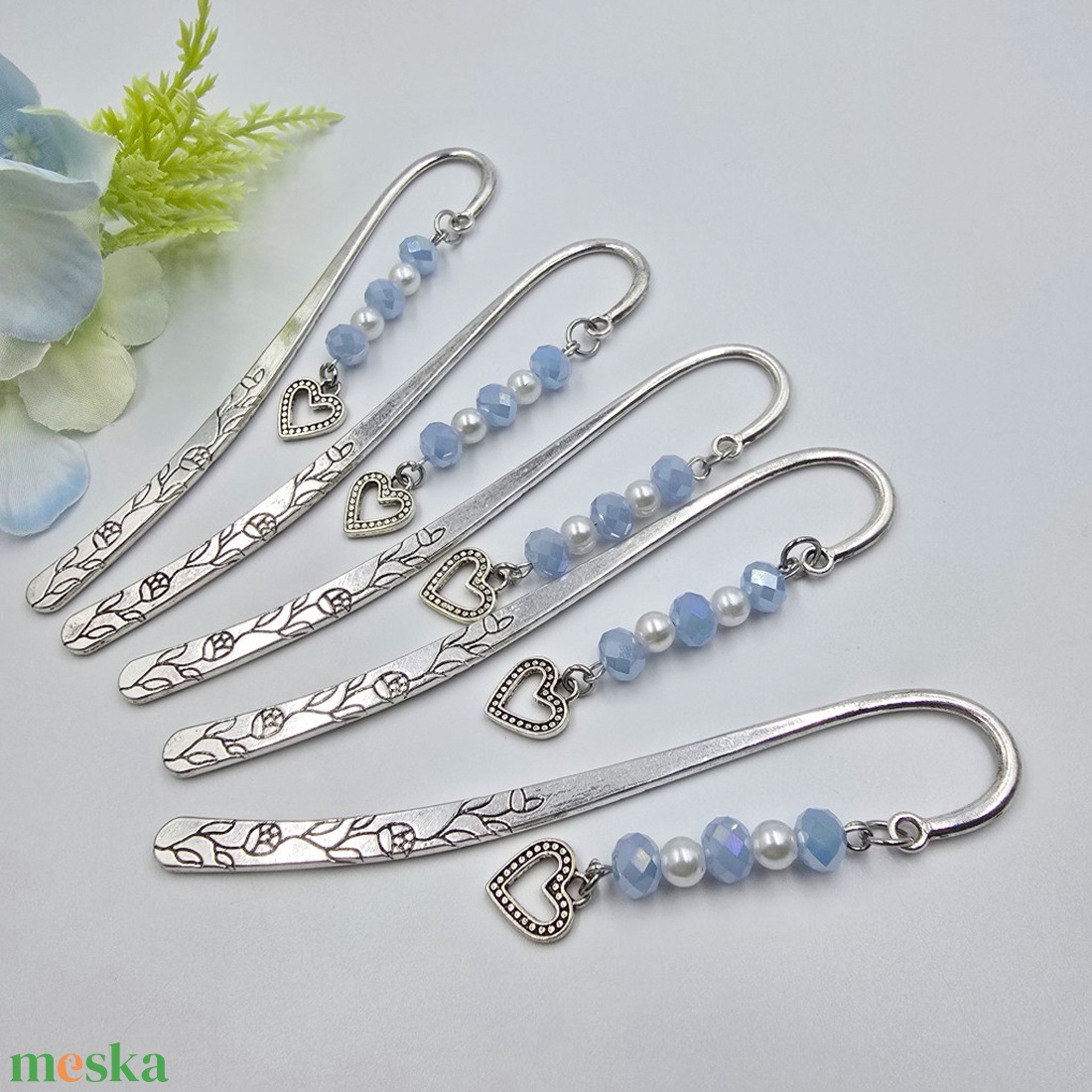 Juliet - 5 darabos könyvjelzőcsomag csillogó kék csiszolt gyöngyökkel, szív charmmal - könyv & zene - könyvjelző - Meska.hu