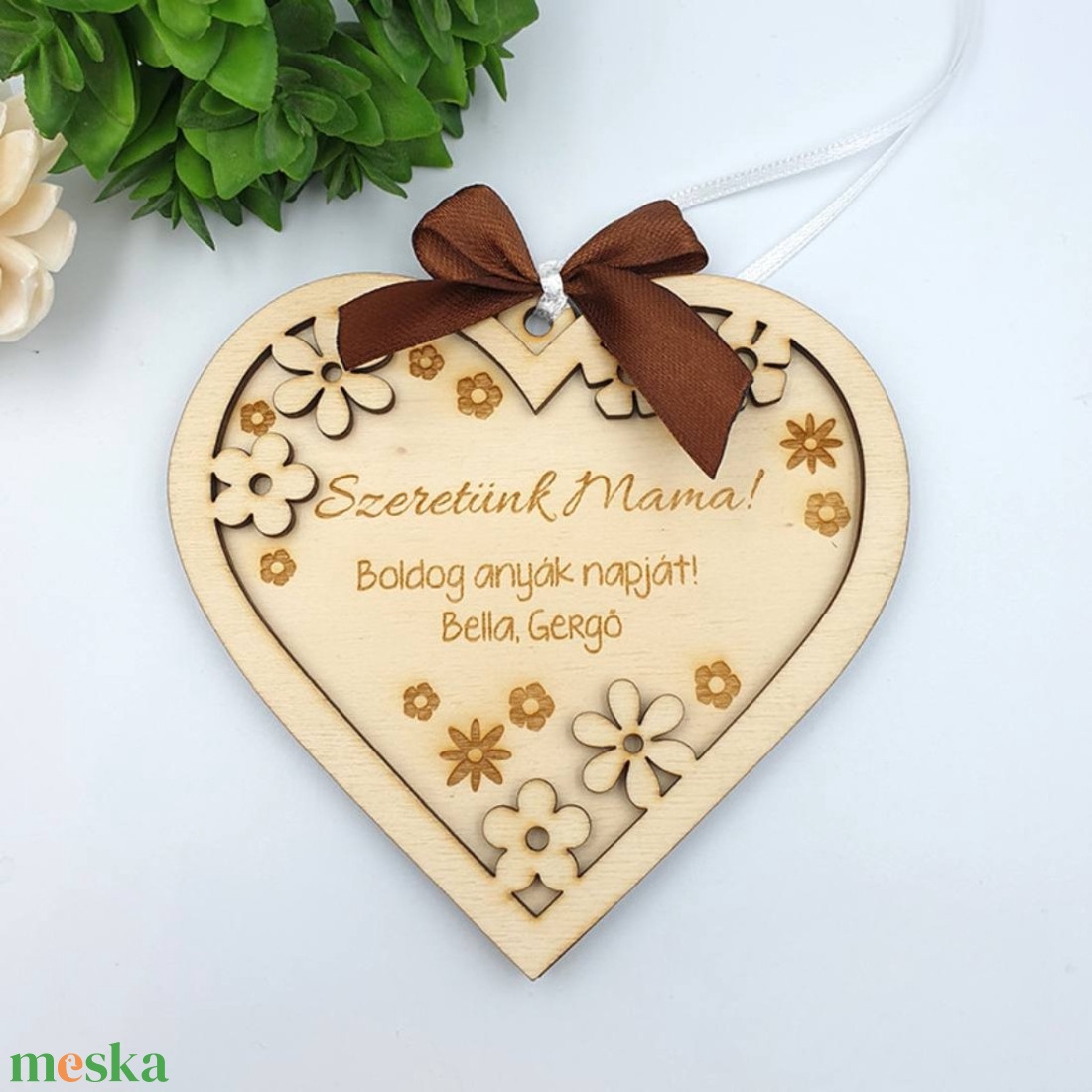 Anyák napi ajándék - Egyedi feliratos szív alakú gravírozott dísz  - otthon & életmód - dekoráció - asztal és polc dekoráció - gravírozott táblák - Meska.hu