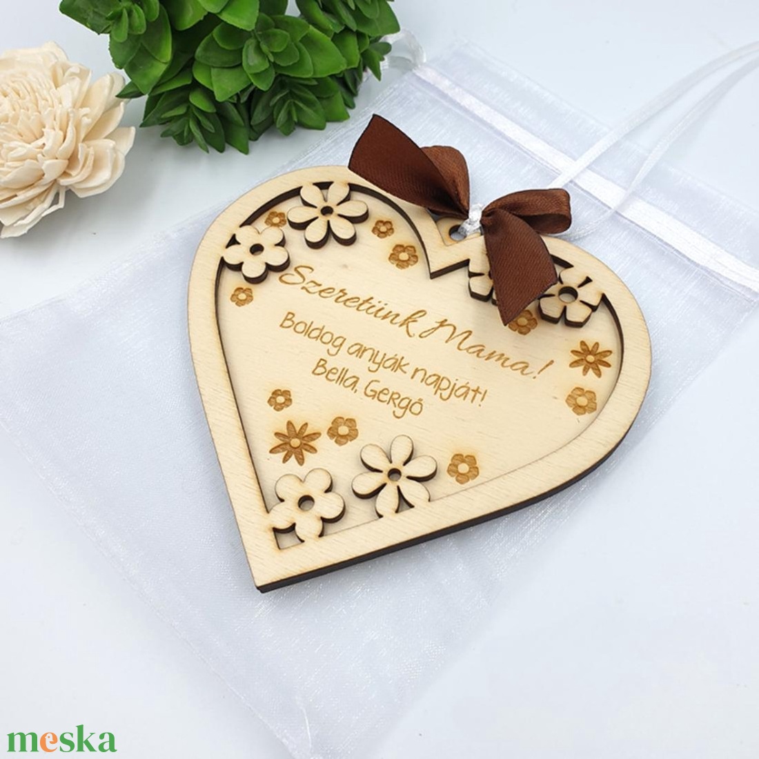 Anyák napi ajándék - Egyedi feliratos szív alakú gravírozott dísz  - otthon & életmód - dekoráció - asztal és polc dekoráció - gravírozott táblák - Meska.hu
