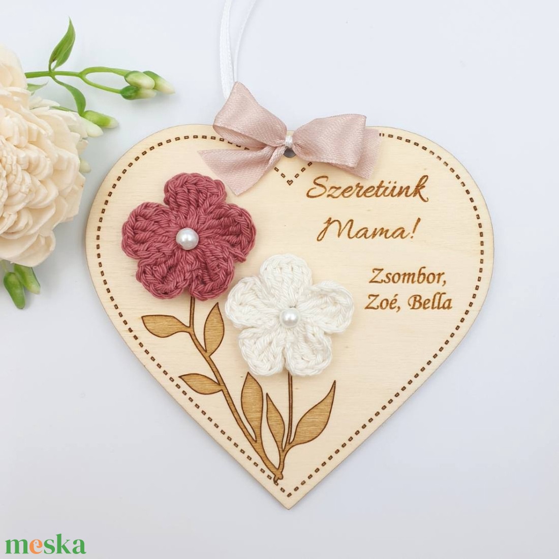 Ajándék anyák napjára - Egyedi feliratos szív alakú gravírozott fa dísz horgolt virágokkal - otthon & életmód - dekoráció - asztal és polc dekoráció - gravírozott táblák - Meska.hu