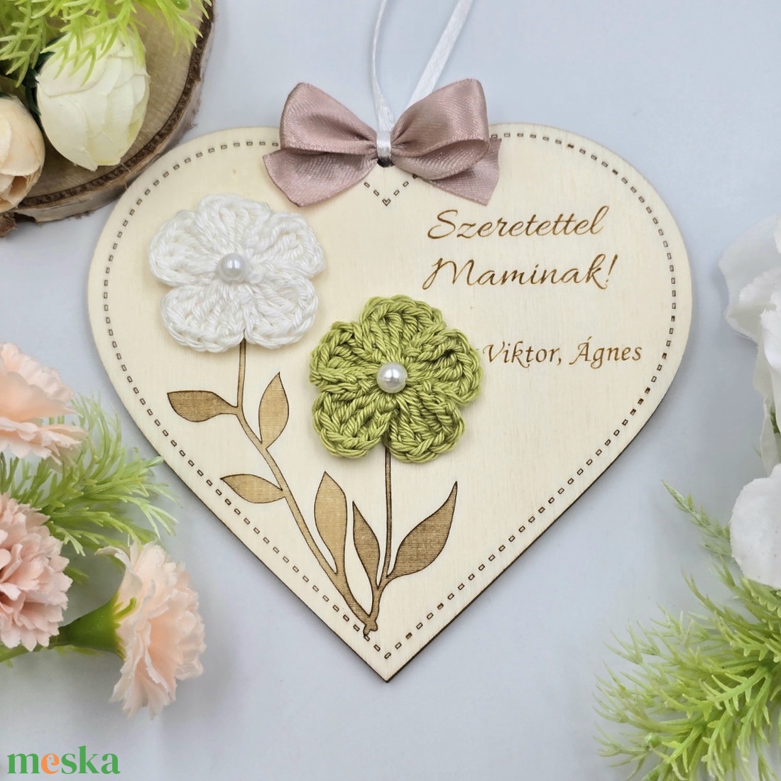 Ajándék anyák napjára - Egyedi feliratos szív alakú gravírozott fa dísz horgolt virágokkal - otthon & életmód - dekoráció - asztal és polc dekoráció - gravírozott táblák - Meska.hu