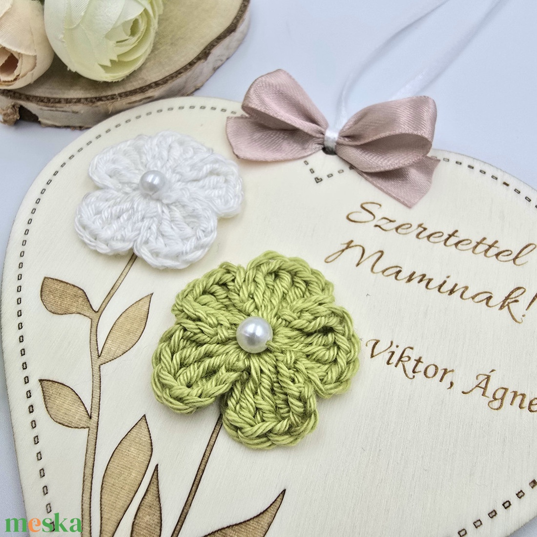 Ajándék anyák napjára - Egyedi feliratos szív alakú gravírozott fa dísz horgolt virágokkal - otthon & életmód - dekoráció - asztal és polc dekoráció - gravírozott táblák - Meska.hu