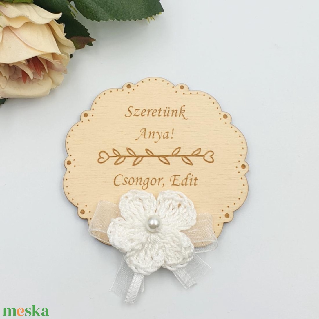 Anyák napi ajándék - Gravírozott fa hűtőmágnes egyedi felirattal, horgolt virágokkal - otthon & életmód - konyhafelszerelés, tálalás - konyhai dekoráció - hűtőmágnes - Meska.hu