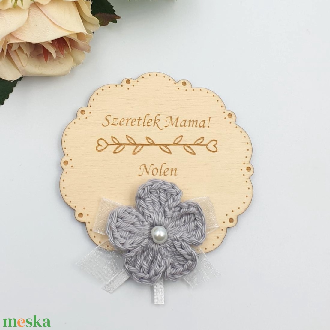 Anyák napi ajándék - Gravírozott fa hűtőmágnes egyedi felirattal, horgolt virágokkal - otthon & életmód - konyhafelszerelés, tálalás - konyhai dekoráció - hűtőmágnes - Meska.hu