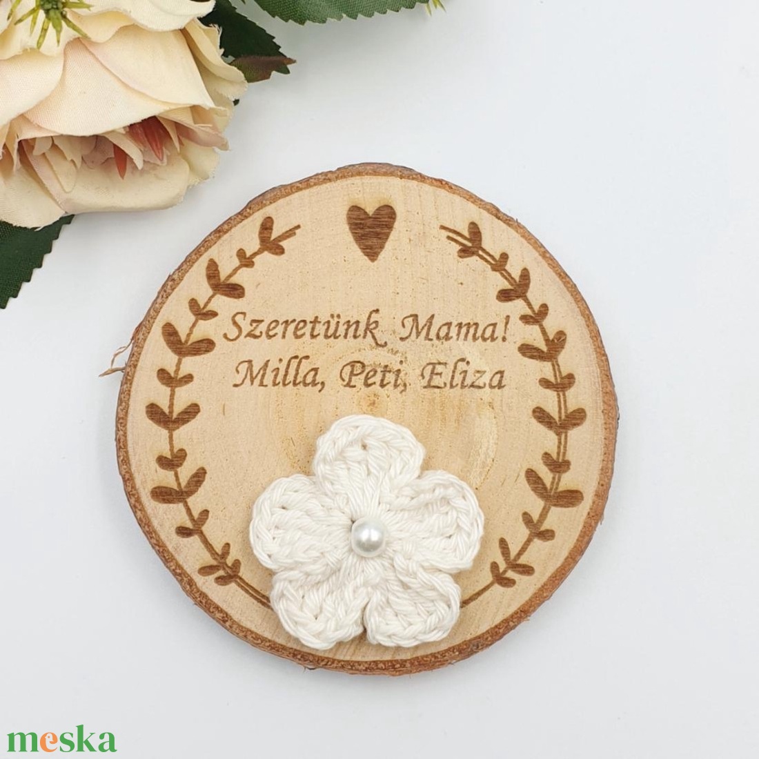 Anyák napi ajándék - Gravírozott fakorong hűtőmágnes egyedi felirattal, horgolt virágokkal - otthon & életmód - konyhafelszerelés, tálalás - konyhai dekoráció - hűtőmágnes - Meska.hu