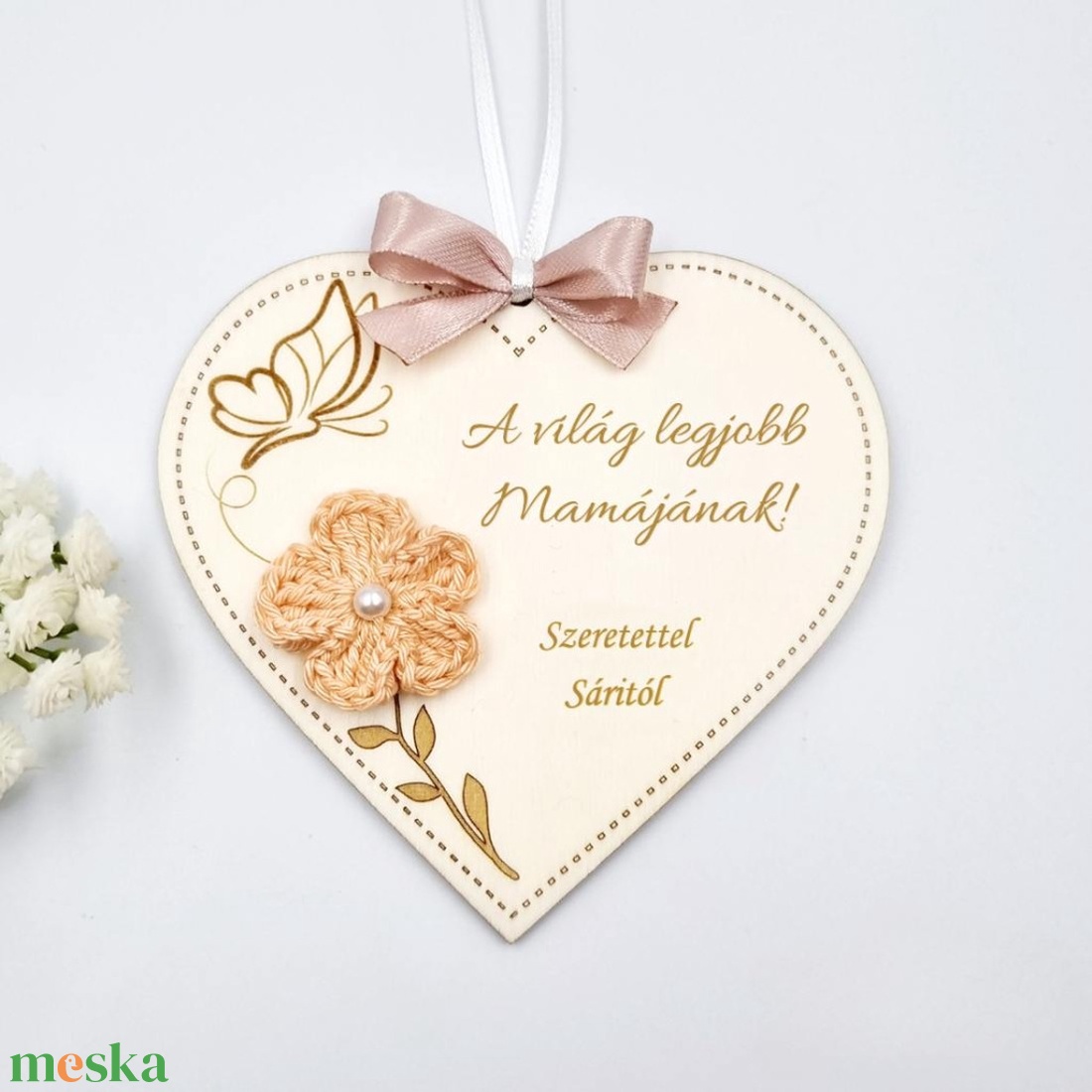 Anyák napi ajándékötlet - Egyedi feliratos szív alakú gravírozott fa dísz horgolt virággal - otthon & életmód - dekoráció - asztal és polc dekoráció - gravírozott táblák - Meska.hu