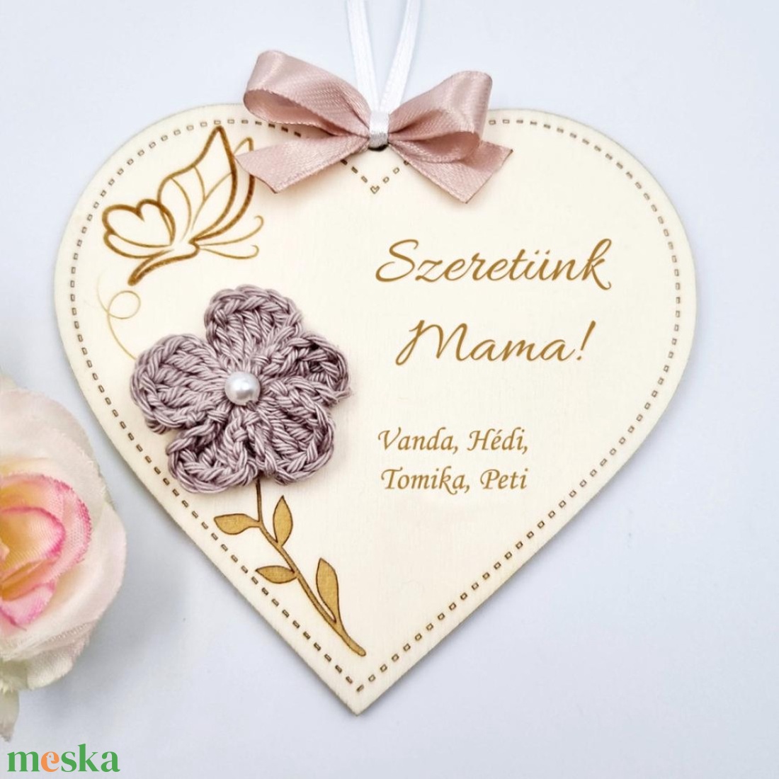 Anyák napi ajándékötlet - Egyedi feliratos szív alakú gravírozott fa dísz horgolt virággal - otthon & életmód - dekoráció - asztal és polc dekoráció - gravírozott táblák - Meska.hu
