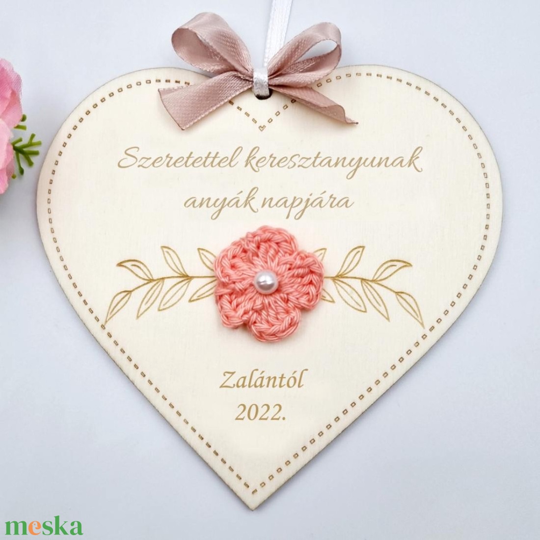 Anyák napi ajándék - Egyedi feliratos szív alakú gravírozott fa dísz horgolt virággal - otthon & életmód - dekoráció - asztal és polc dekoráció - gravírozott táblák - Meska.hu