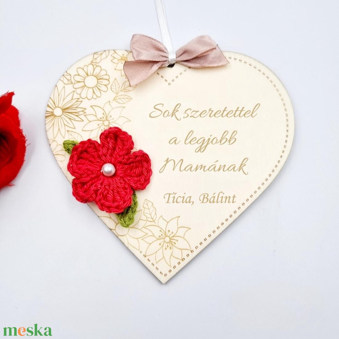 Ajándék nagymamának anyák napjára  - Egyedi feliratos szív alakú gravírozott fa dísz horgolt virággal - otthon & életmód - dekoráció - asztal és polc dekoráció - gravírozott táblák - Meska.hu