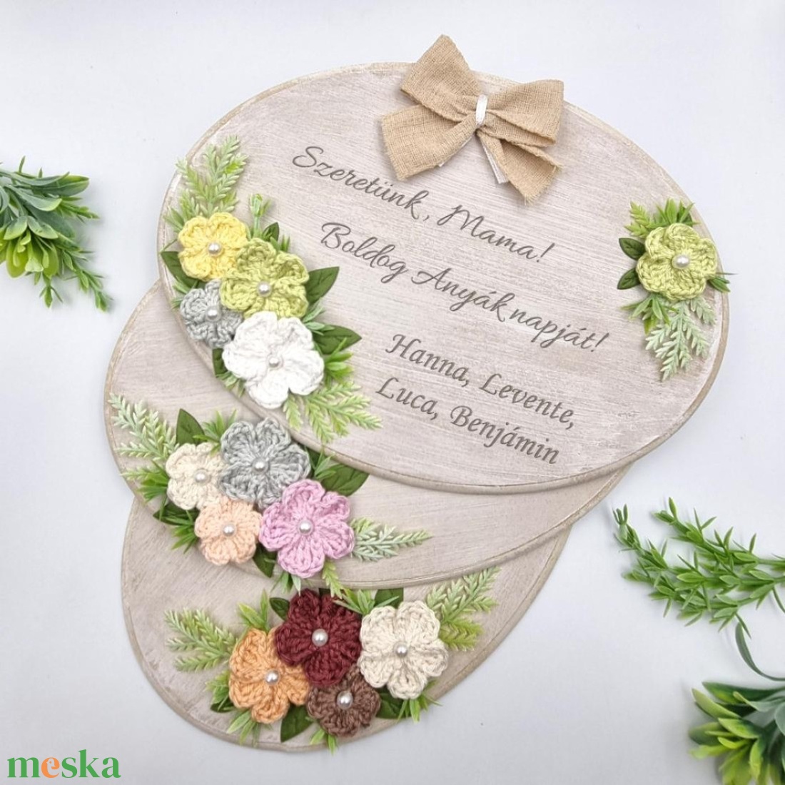 Anyák napi ajándék - Gravírozott fa dísz horgolt virágokkal  - otthon & életmód - dekoráció - asztal és polc dekoráció - gravírozott táblák - Meska.hu