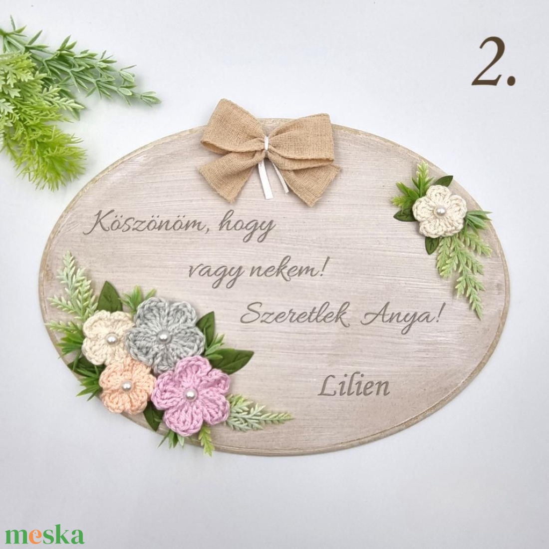 Anyák napi ajándék - Gravírozott fa dísz horgolt virágokkal  - otthon & életmód - dekoráció - asztal és polc dekoráció - gravírozott táblák - Meska.hu