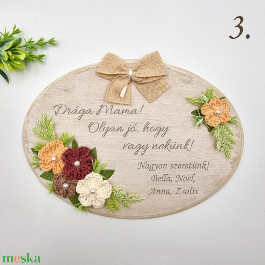 Anyák napi ajándék - Gravírozott fa dísz horgolt virágokkal  - otthon & életmód - dekoráció - asztal és polc dekoráció - gravírozott táblák - Meska.hu