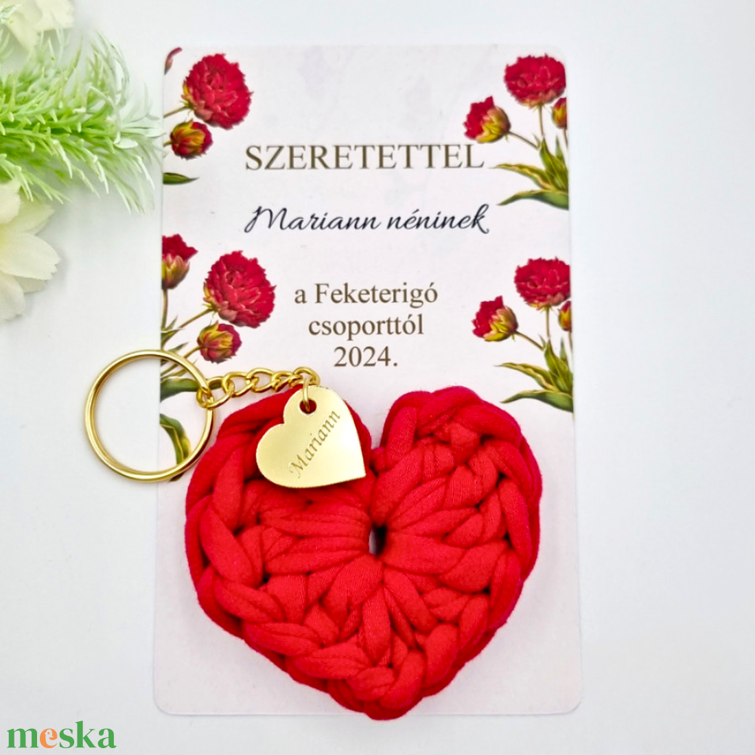 Óvó néninek, tanító néninek ajándék ballagásra- Horgolt szív kulcstartó gravírozott medállal, egyedi ajándékkártyán (06) - táska & tok - kulcstartó & táskadísz - kulcstartó - Meska.hu