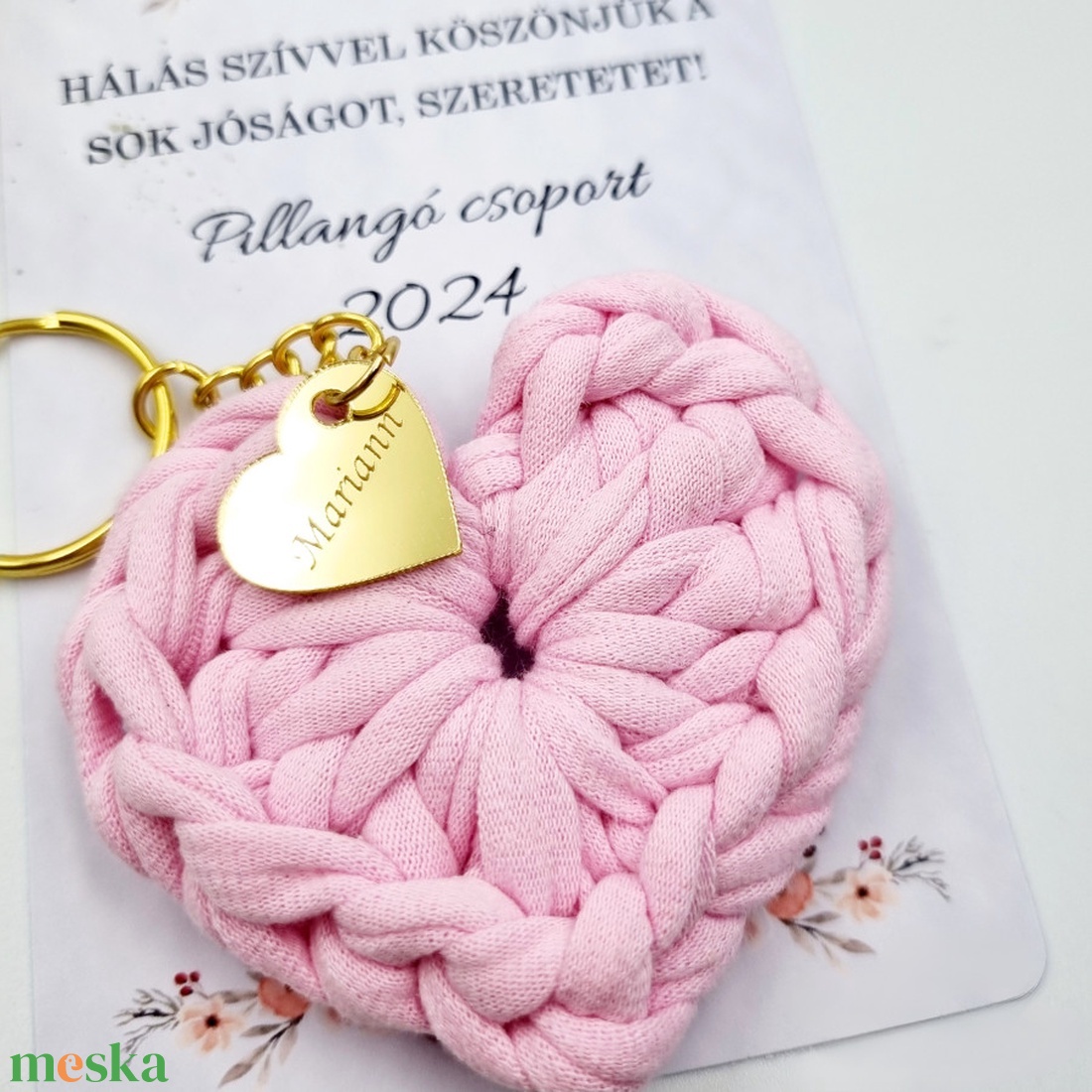 Óvó néninek, tanító néninek ajándék ballagásra- Horgolt szív kulcstartó gravírozott medállal, egyedi ajándékkártyán (07) - táska & tok - kulcstartó & táskadísz - kulcstartó - Meska.hu