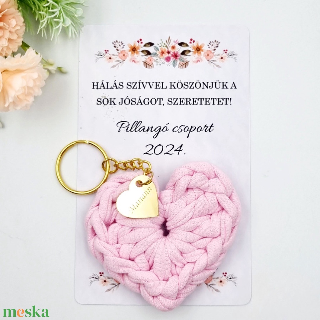 Óvó néninek, tanító néninek ajándék ballagásra- Horgolt szív kulcstartó gravírozott medállal, egyedi ajándékkártyán (07) - táska & tok - kulcstartó & táskadísz - kulcstartó - Meska.hu