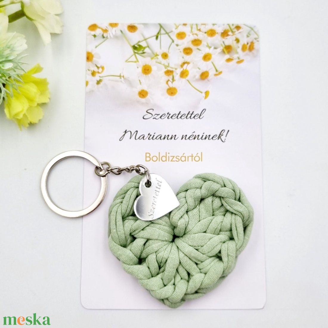 Óvó néninek, tanító néninek ajándék ballagásra- Horgolt szív kulcstartó gravírozott medállal, egyedi ajándékkártyán (10) - táska & tok - kulcstartó & táskadísz - kulcstartó - Meska.hu