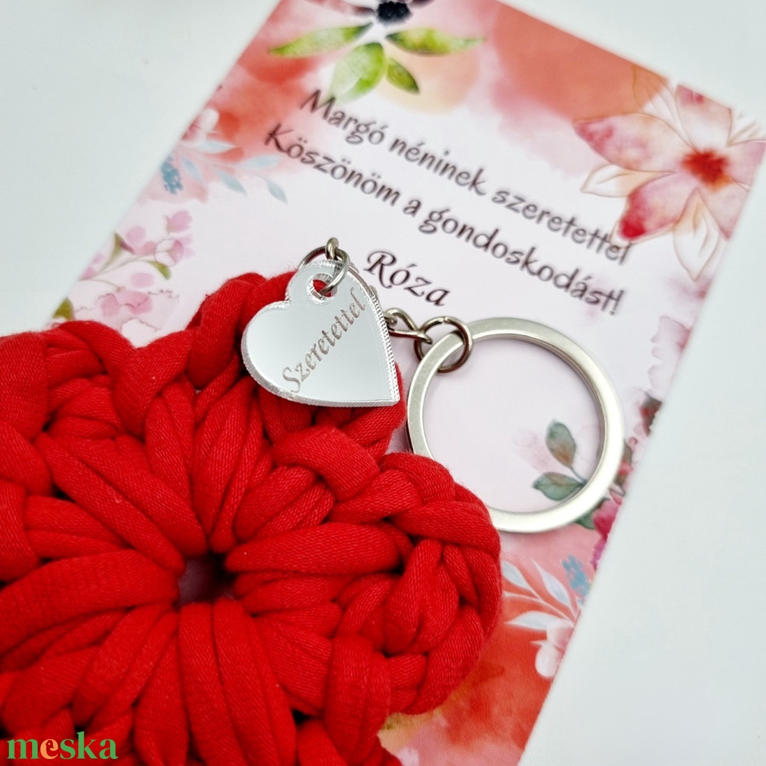 Tanító néninek, óvó néninek ajándék - Horgolt virág kulcstartó gravírozott medállal, egyedi ajándékkártyán (11) - táska & tok - kulcstartó & táskadísz - kulcstartó - Meska.hu